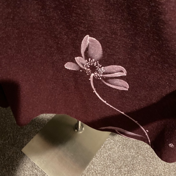 BEAUTIFUL ORIENTAL MAROON WOOL SKIRT WITH HAND PAINTED FLOWER - Picture 2 of 5